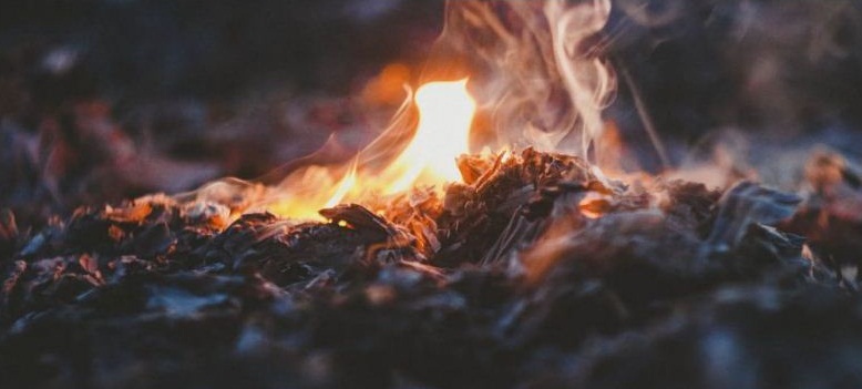 În jurul unor focuri puternice şi-au încălzit sufletele mulţi pierduţi…